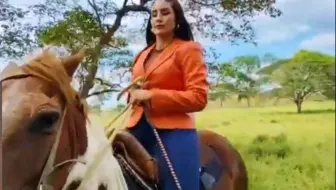 漂亮美女马靴棕色小皮衣驯骑烈马