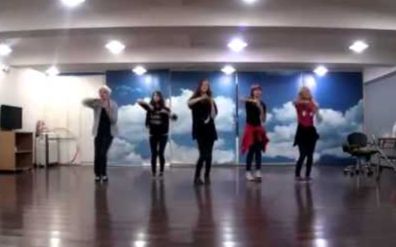 [图]f(x)-Gangsta boy dance practice