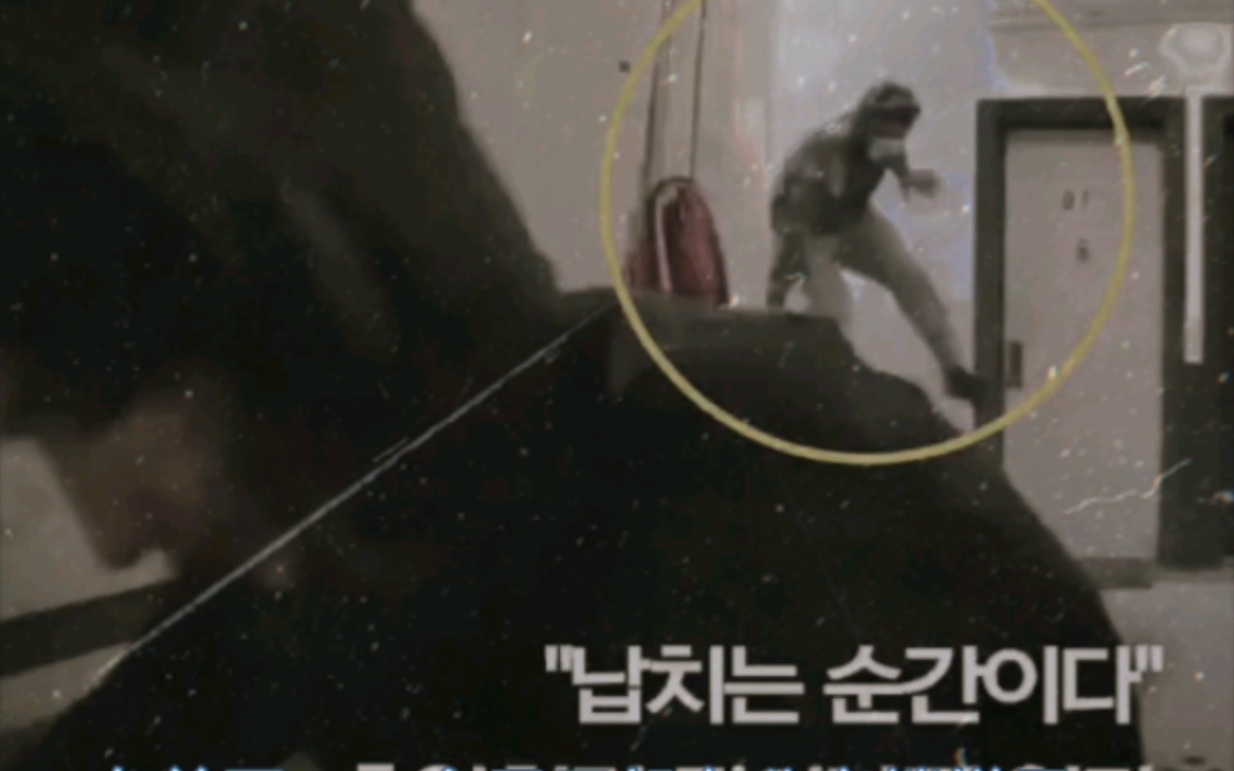 前同事变恶魔?美国男子楼梯袭击18岁女子,母亲勇斗歹徒!