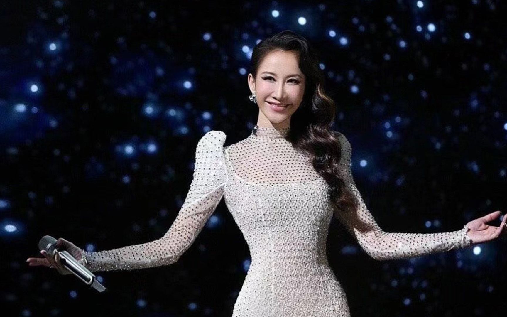 李玟过世不到一天,二姐就大发雷霆:有人借妹妹去世之机诈骗