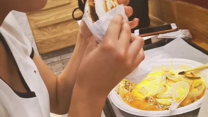 在纽约偶遇哈萨克斯坦美女并带她品尝肉夹馍