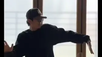 活久见，许嵩又又又跳舞了，还配上野路，哈哈哈。