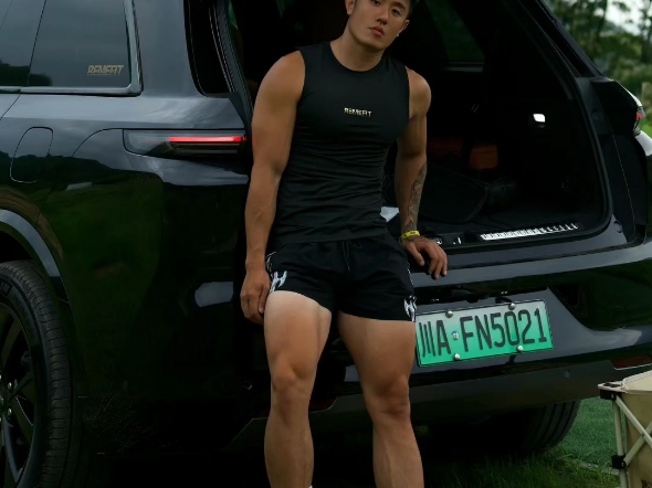 跑车下的肌肉猛男!