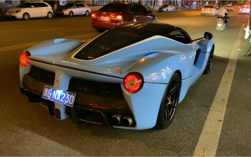 街拍法拉利拉法!