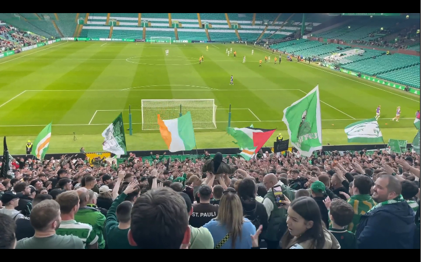 「球迷视角」男足球迷集合起来在公园球场给凯尔特人女足加油助威