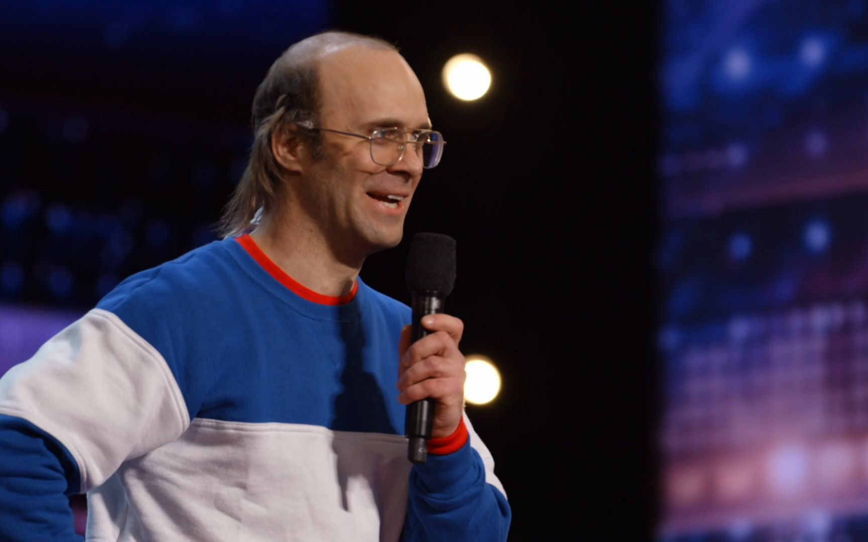 [2021美国达人秀]秃顶男滑稽舞步引欢呼 - 第16季原创中文字幕