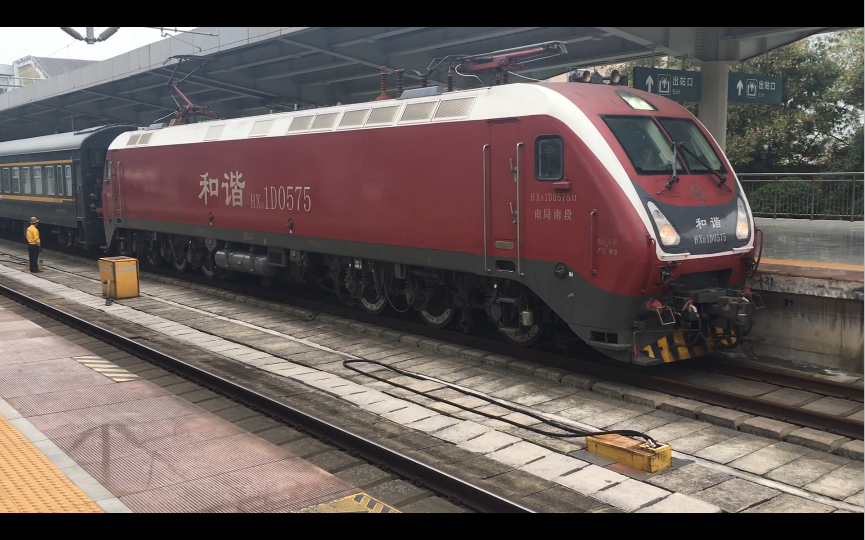 南局南段hxd1d0575 牵引k2385次列车停靠桂林北站一站台
