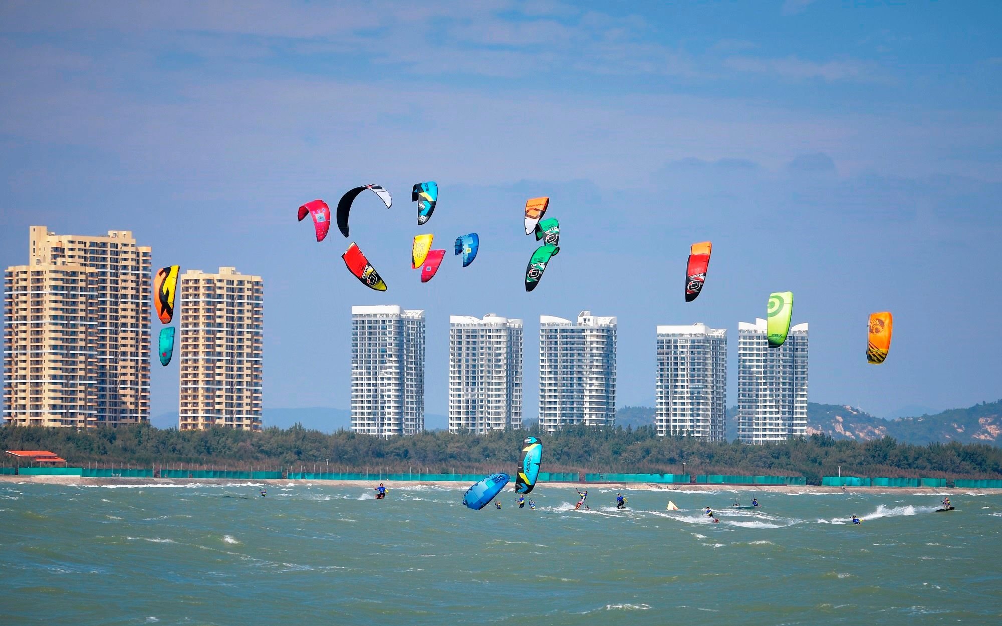 集惊险刺激,美感于一体的国际风筝冲浪大赛!