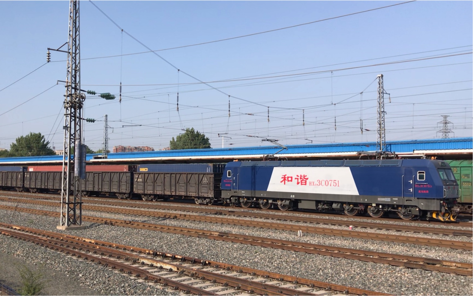 hxd3c客机拉货沈山线于洪站沈局沈段hxd3c0751牵引上行集装箱棚车编组