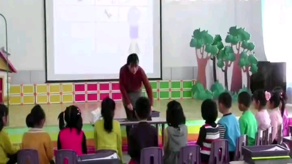 幼儿园大班科学公开课《滚进球门》推荐幼儿园大班科学公开课《滚进球门》推荐这堂课效果非常不错,好评2023年新课,【课堂实录+教案+ppt+反思+教具...