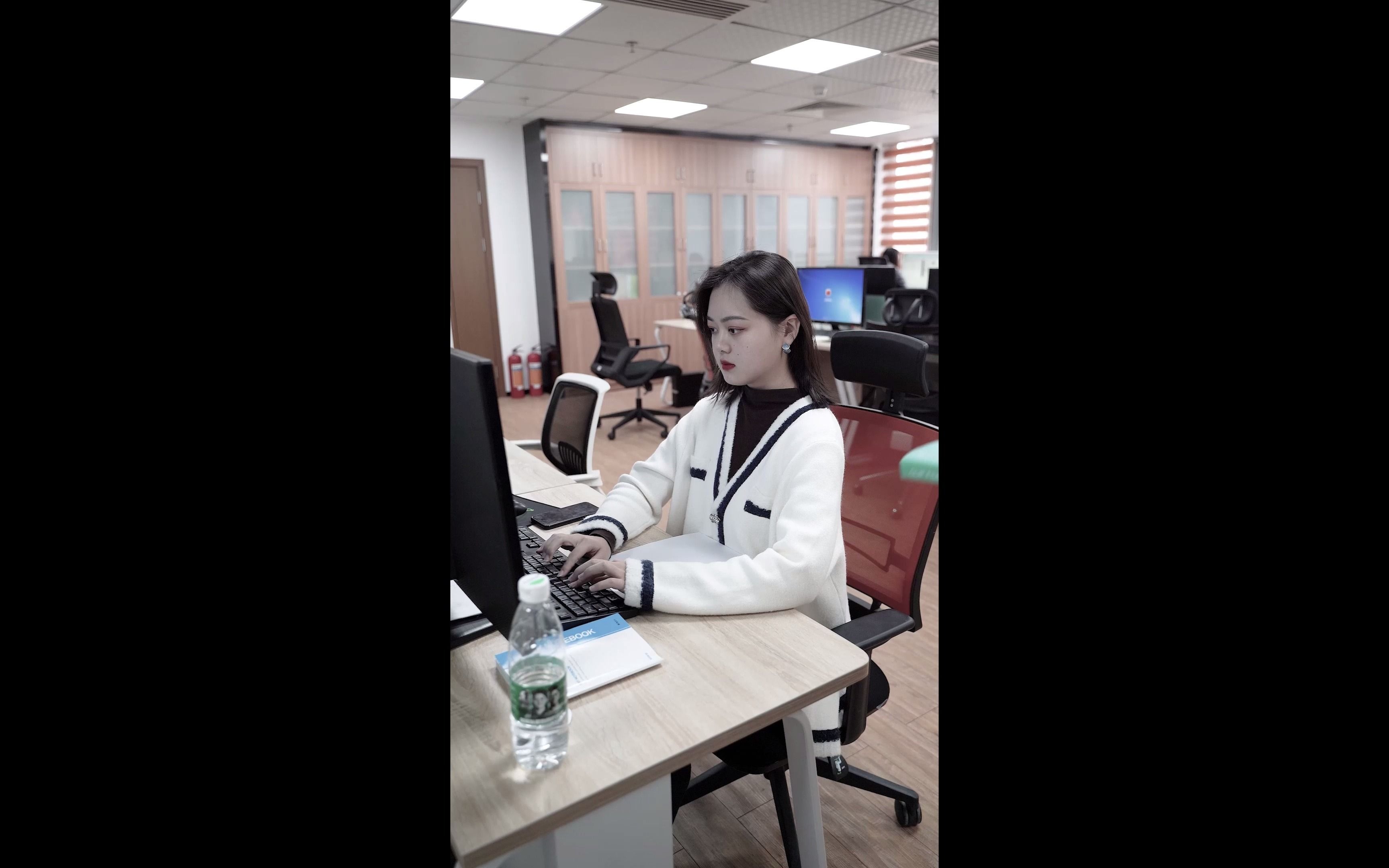 今天来了位新同事,大家记得要互相帮助啊!