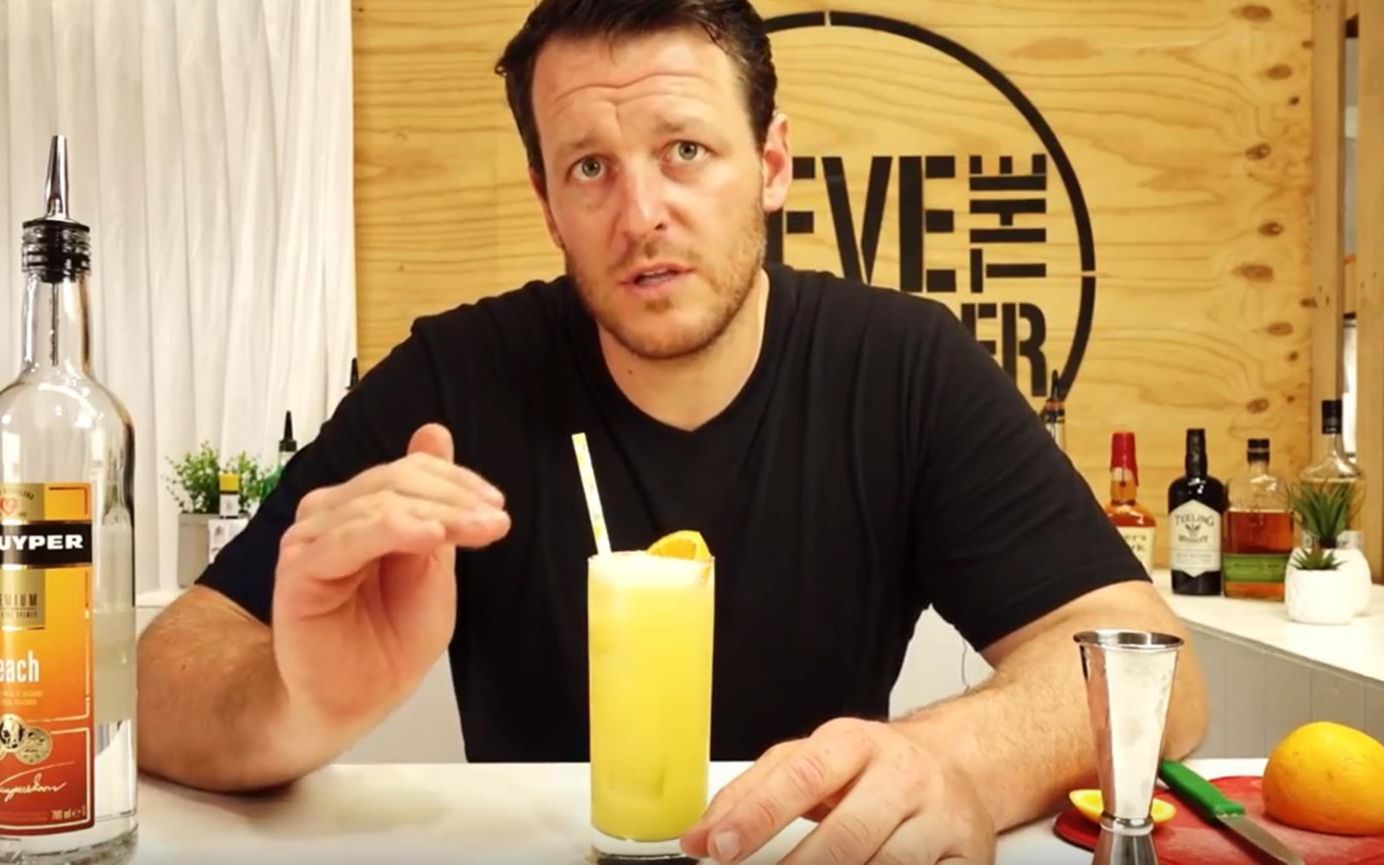 毛脐鸡尾酒fuzzy navel视频教程,一款桃子酒和橙汁调制的鸡尾酒