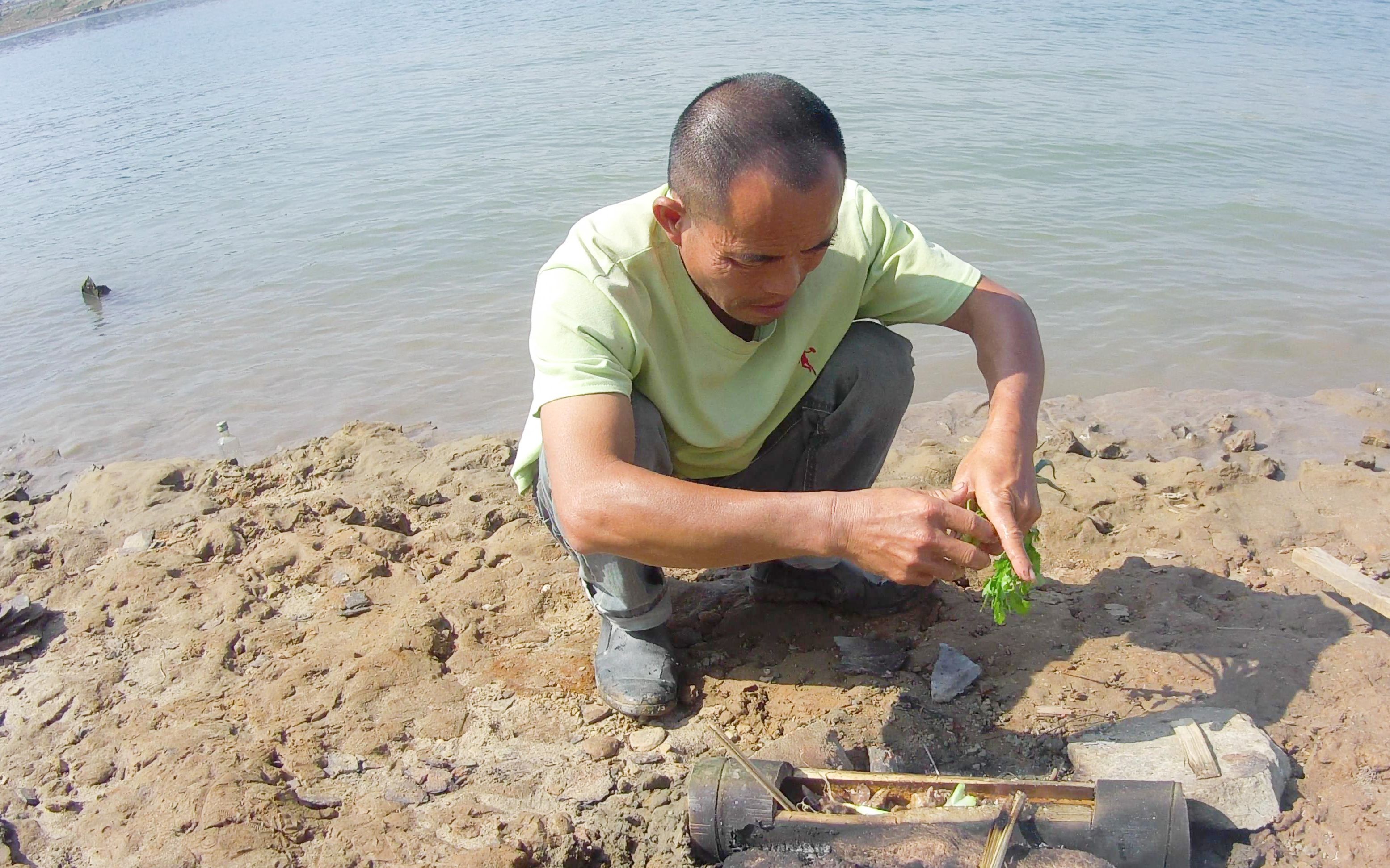 广东郁南:跟朋友到西江边做一道河鲜,完成后两个乡下佬争着吃_哔哩