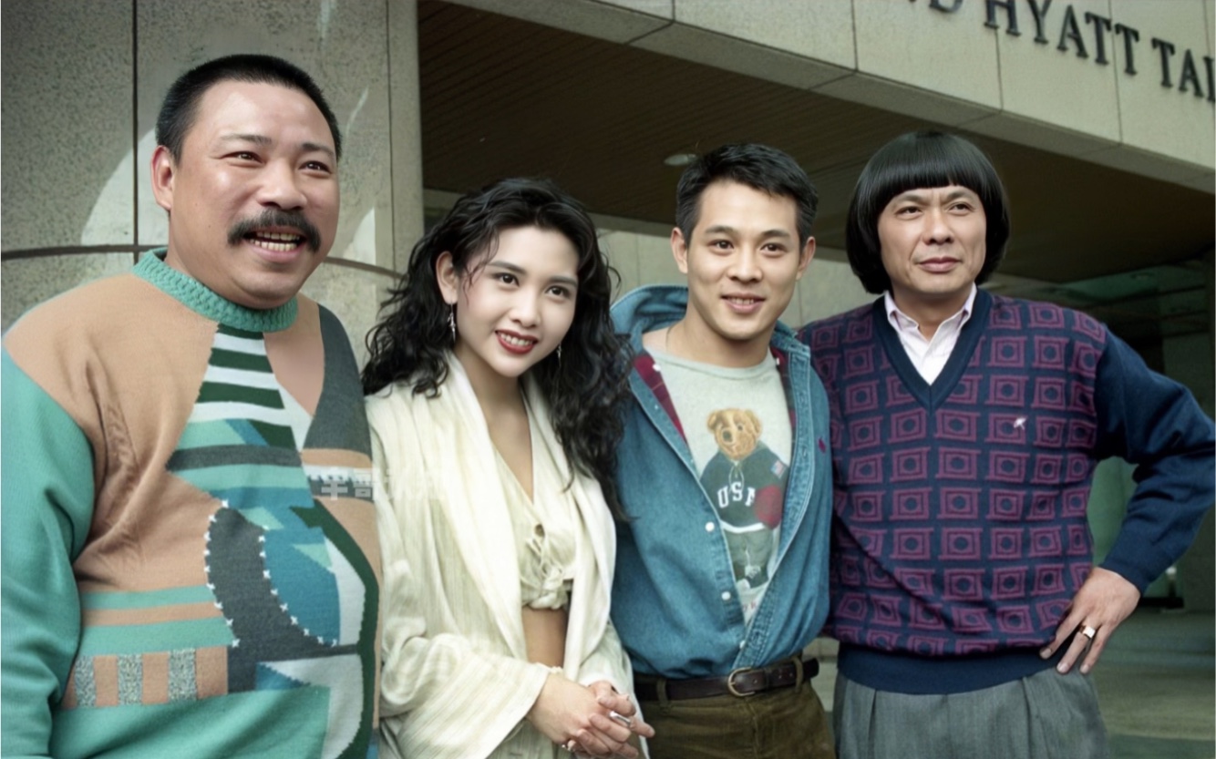 这张照片拍摄于1994年,是《新少林五祖》电影拍摄期间的演员合影,看过这部电影的最少也有四十岁了吧,你还能叫出这几个人的名字吗?哔哩哔哩bilibili