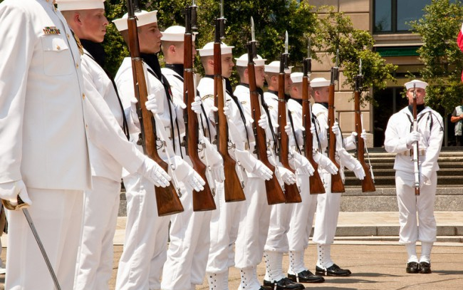 美国海军仪仗队官兵的经典花枪演武展示