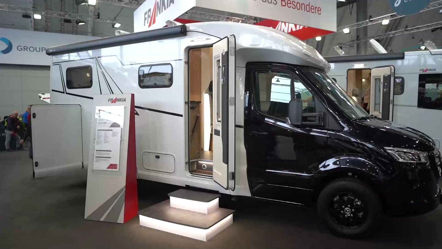 2023款奔驰 mt7露营车 外观和内饰