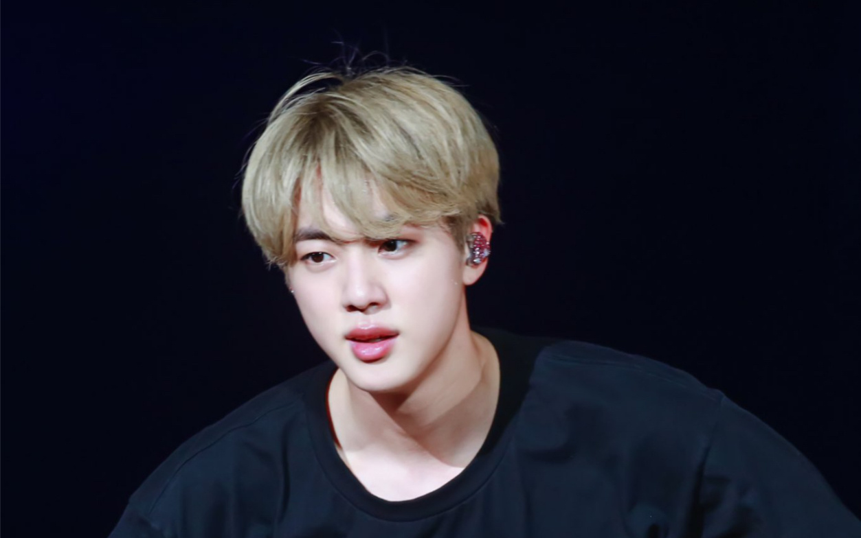 [图]【金硕珍】190406 LY TOUR in BANGKOK＇Anpanman＇Jin Focus（cr.LOVE LOVE LIKE MINE）