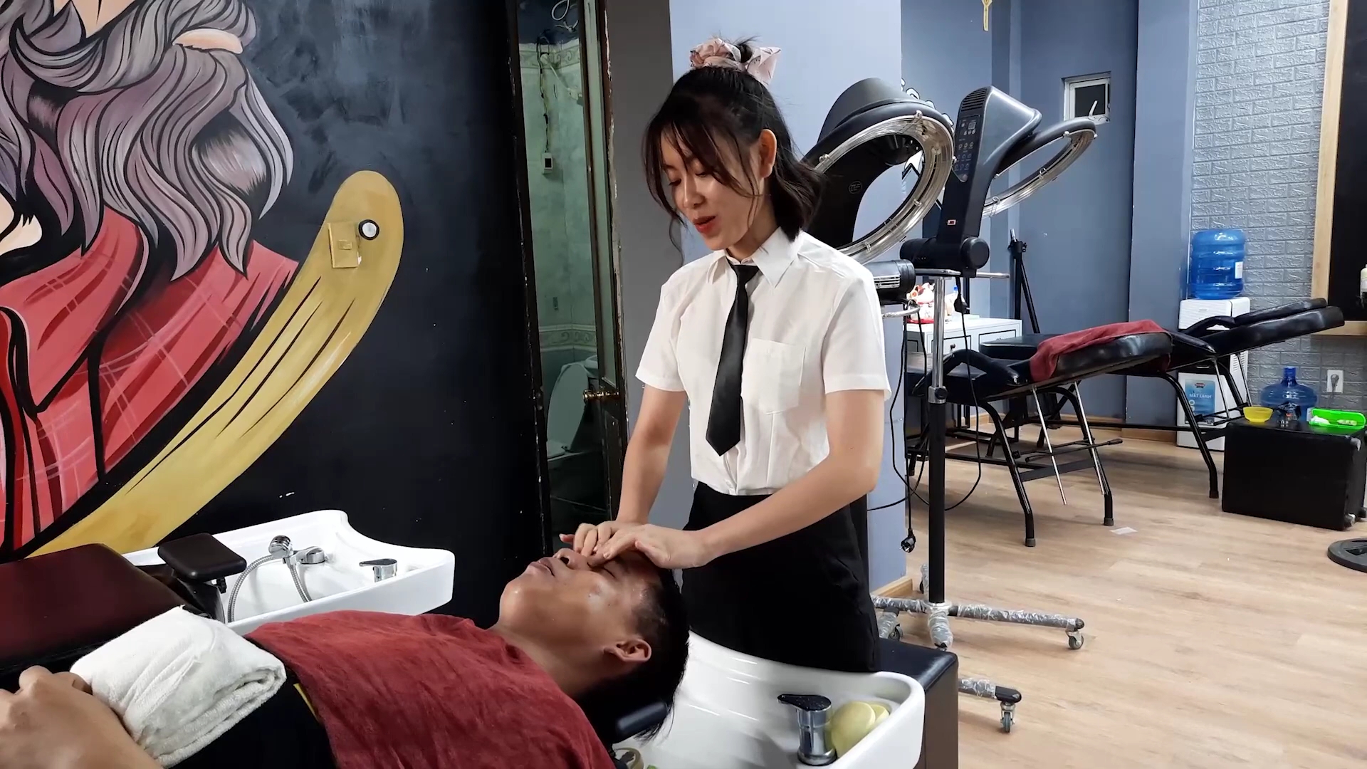 越南理发店按摩洗头图片