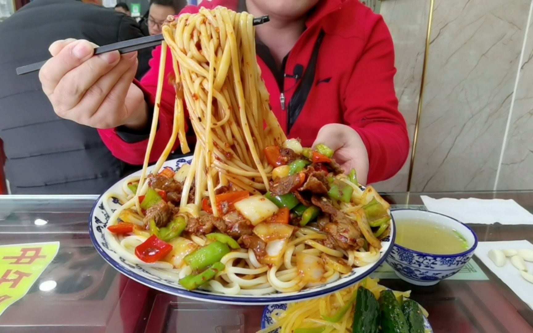 简单中藏着美味18元一盘的孜然羊肉盖浇面 肉多量足真解馋