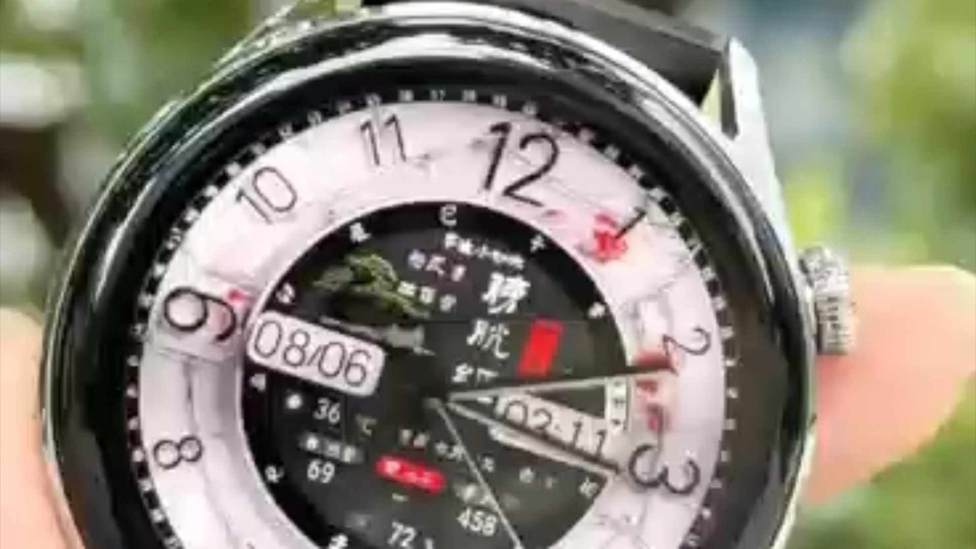 最近很火的在表盘里养鱼!华为表盘《鱼跃庭隅》