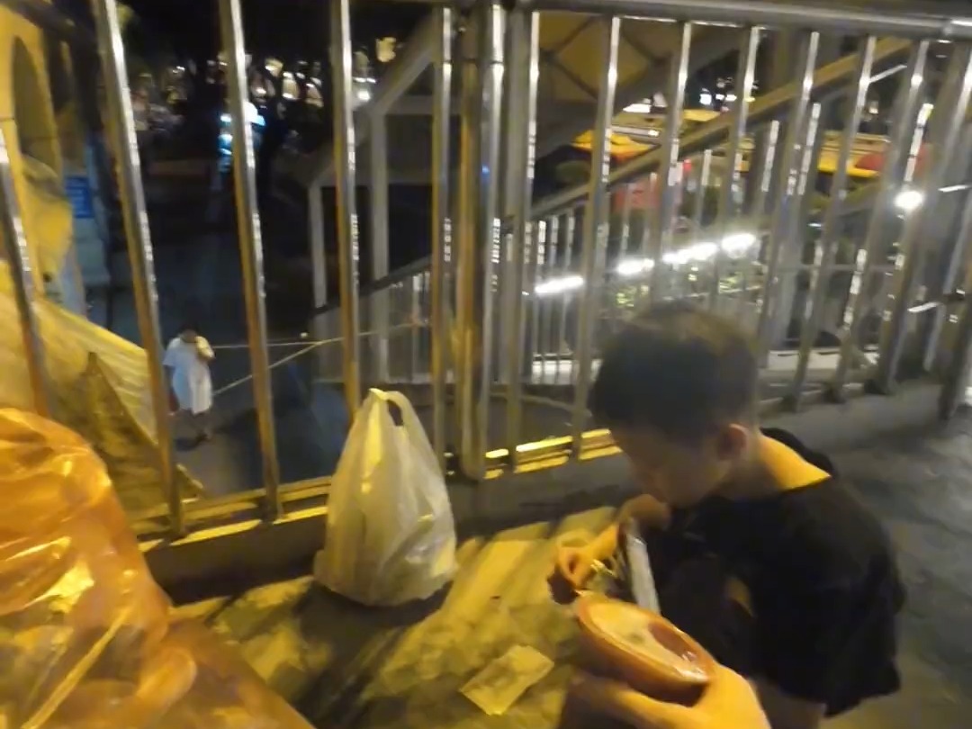 10月10日,广东广州,网友凌晨路遇捡瓶子的小男孩,将自己带的食物和