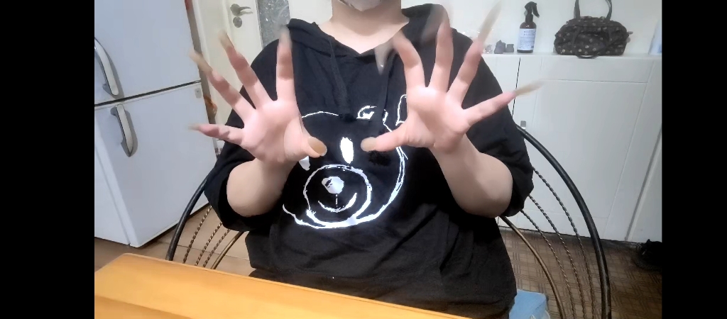 冷冷长指甲抓空气