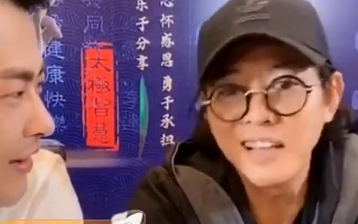 李连杰首谈甲亢病情,辟谣瘫痪坐轮椅传闻,称资产全部交给了妻子哔哩哔哩bilibili