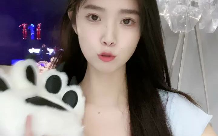 可爱美女擦玻璃抖音女主播热舞好身材