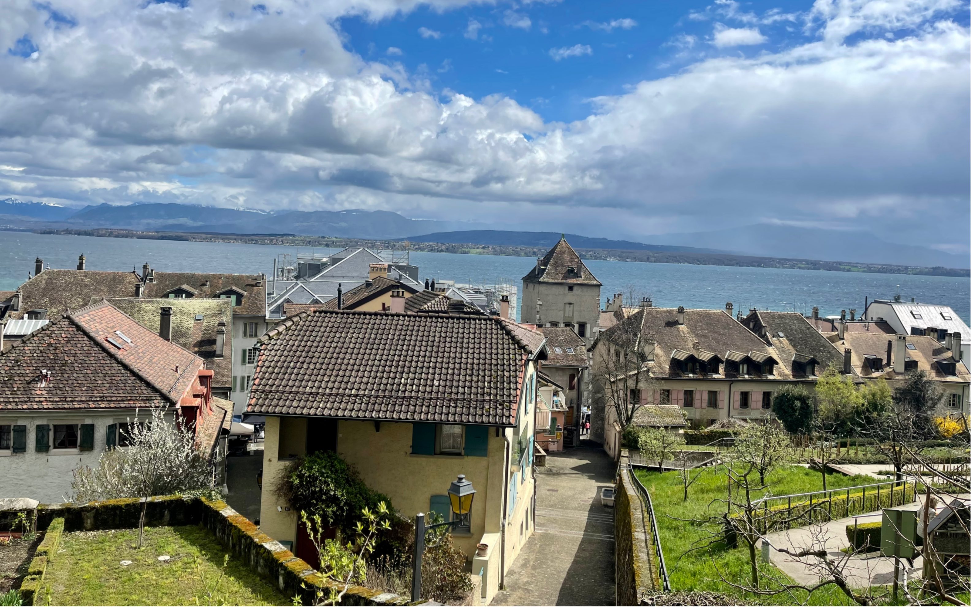 瑞士小镇尼翁,与法国隔湖相望