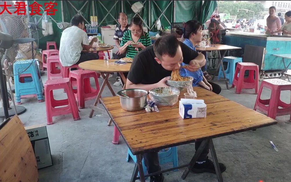 大君吃路边摊两碗热干面12元吸溜吸溜真过瘾看懂了生活不易