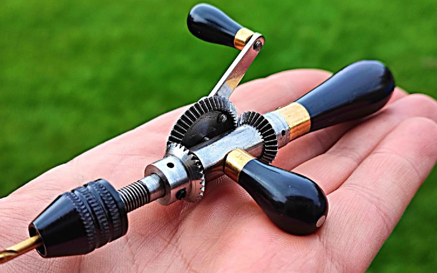 第一次见这么小的手摇钻,自制的,真能钻钢板钻木头