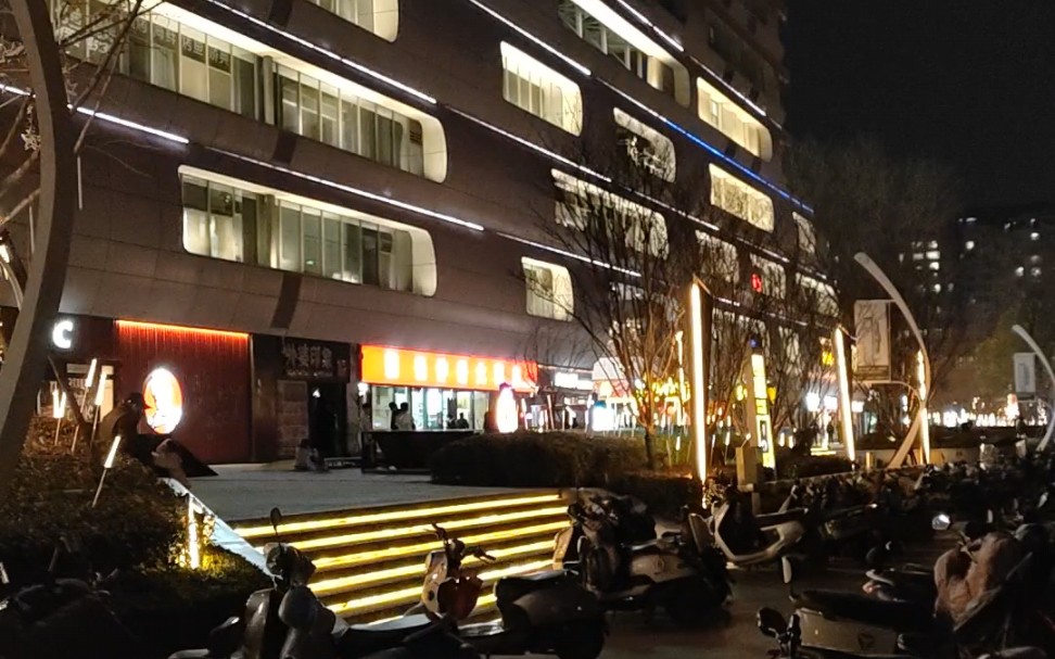 郑州东风路瀚海海尚步行街商业区晚上街景