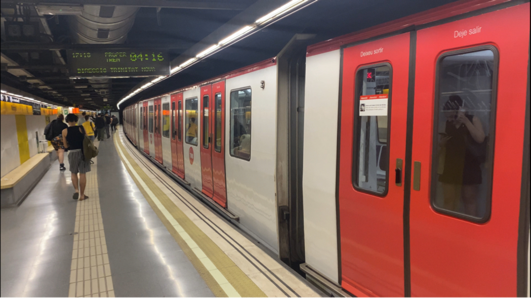 西班牙巴塞罗那地铁l4线列车出maragall车站