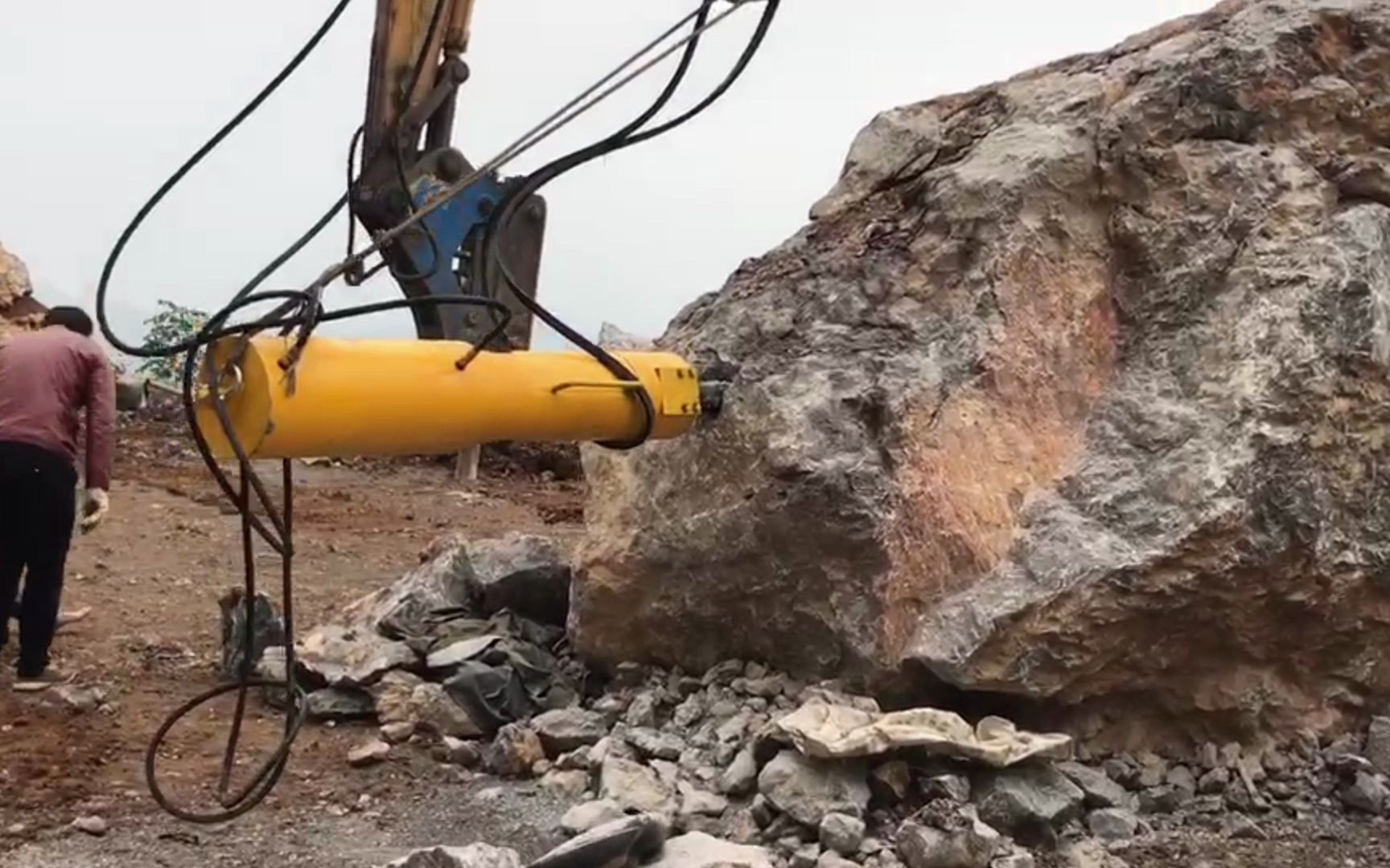 震山斧机载式劈裂机客户现场视频效果反馈