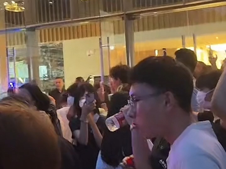 时代峰峻线下见面会大喊嘉豪，场面已失去混乱