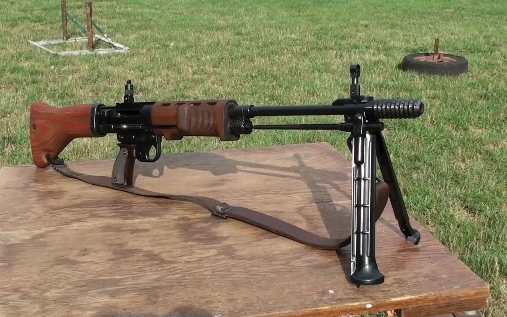 fg42空降兵步枪二战德国空军主要作战武器,7.92mm口径,有效射程600m