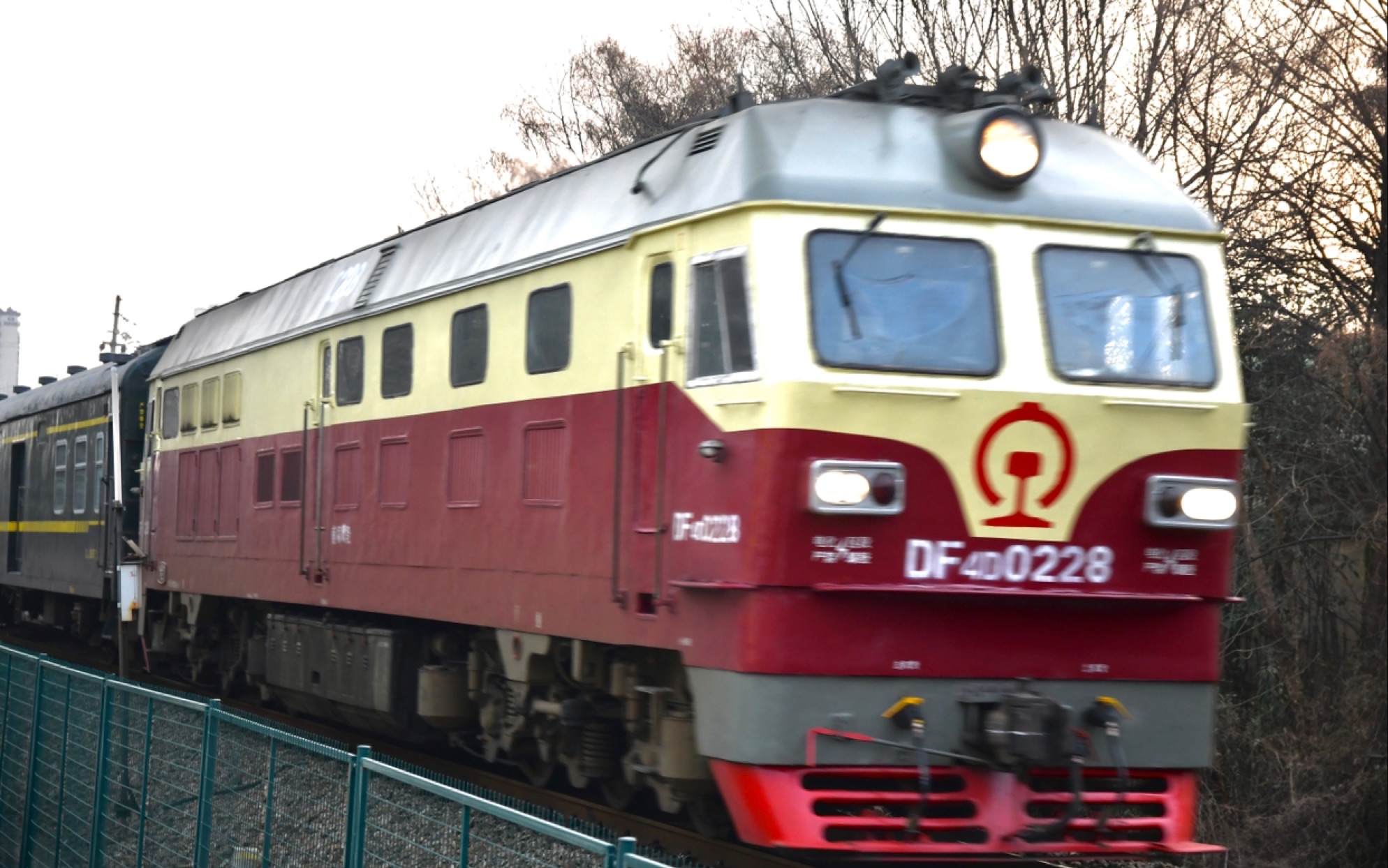 【宁芜铁路】南局嘤段df4d0228牵引t151次接近光华门站_哔哩哔哩_bili