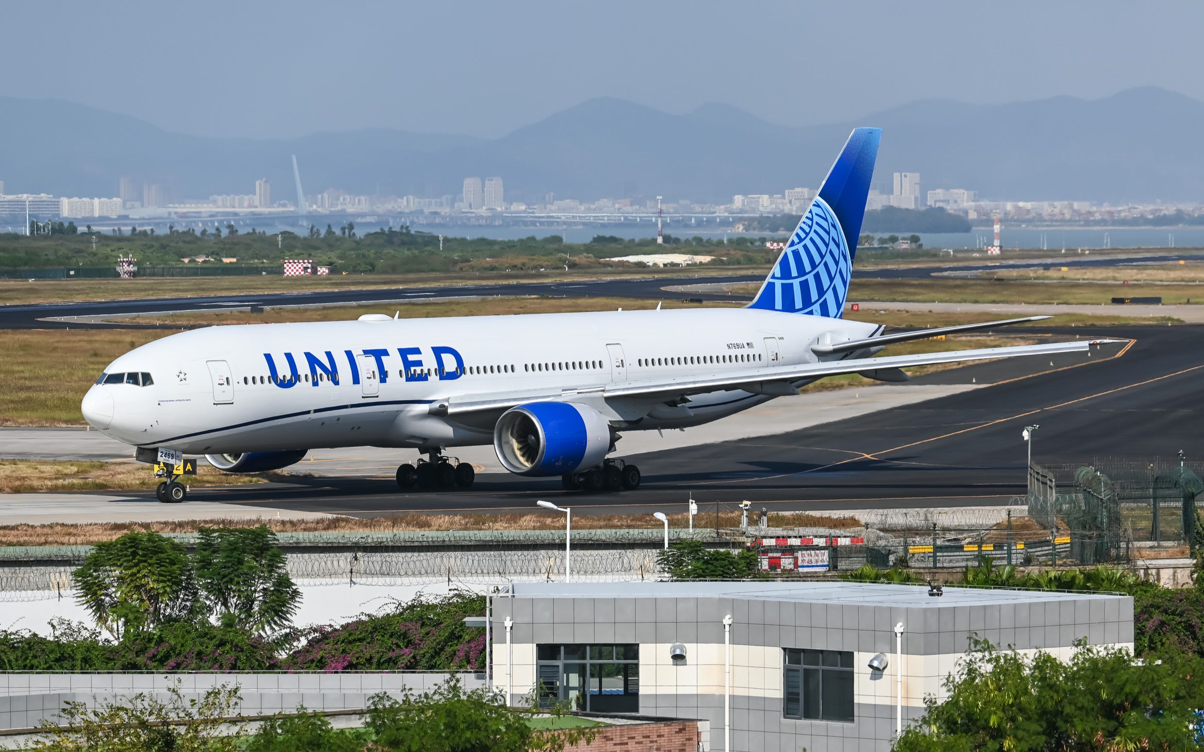 两架美联航新涂772(非er)起降厦门