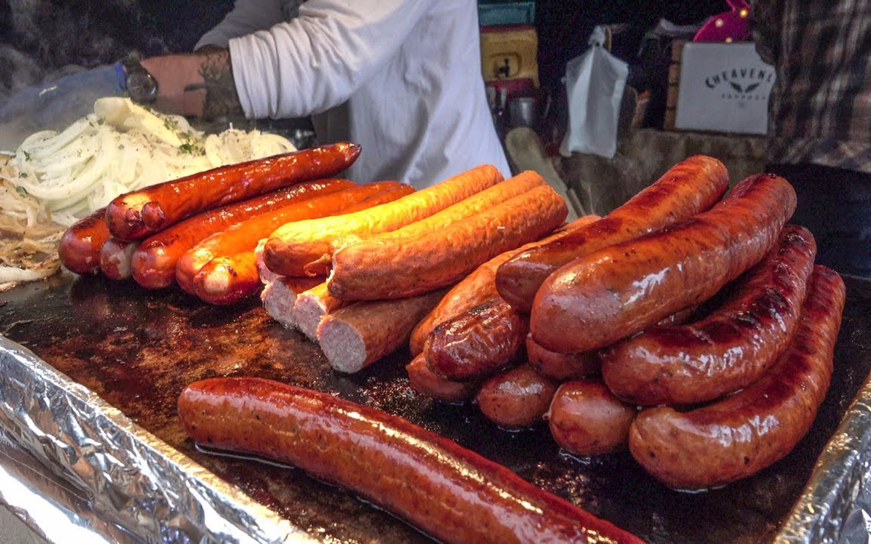 美国人吃香肠真狂野个头大用料足年售100吨看饿了