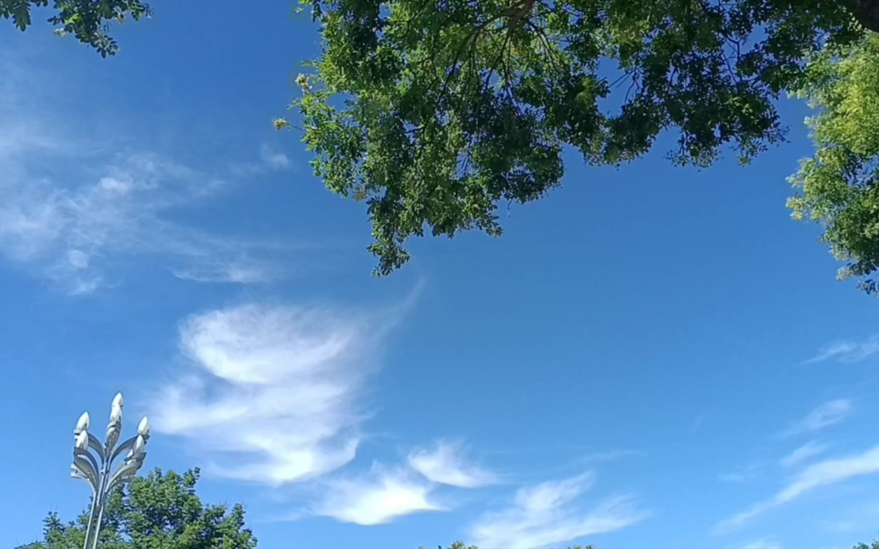 只是风景白云飞动蔚蓝天