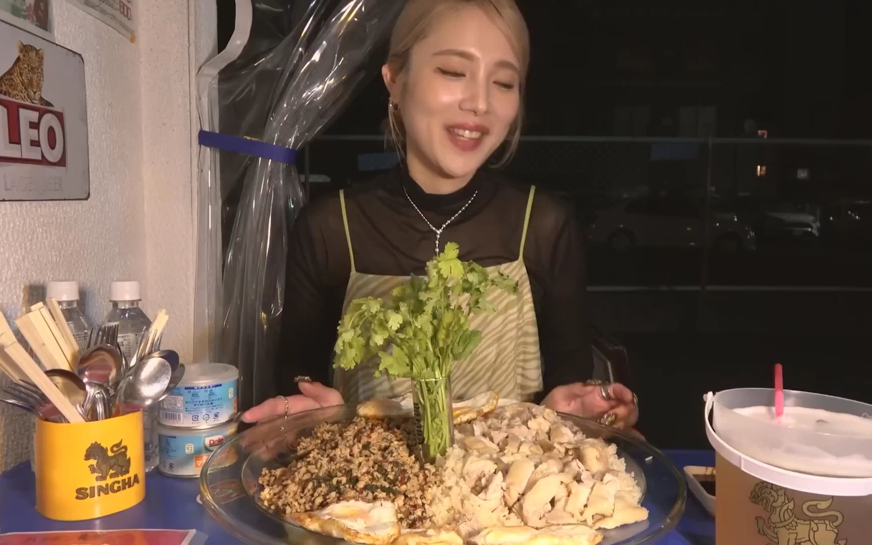 【大食い】屋台でタイ料理8人前のデカ盛り作ってもらったらビールも