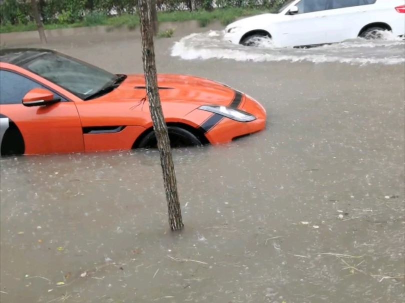 北京暴雨路面积水很深,多辆车被涉水哔哩哔哩bilibili