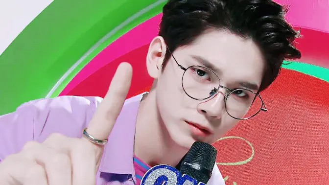 戴上眼镜的他满足我所有对斯文败类的想象