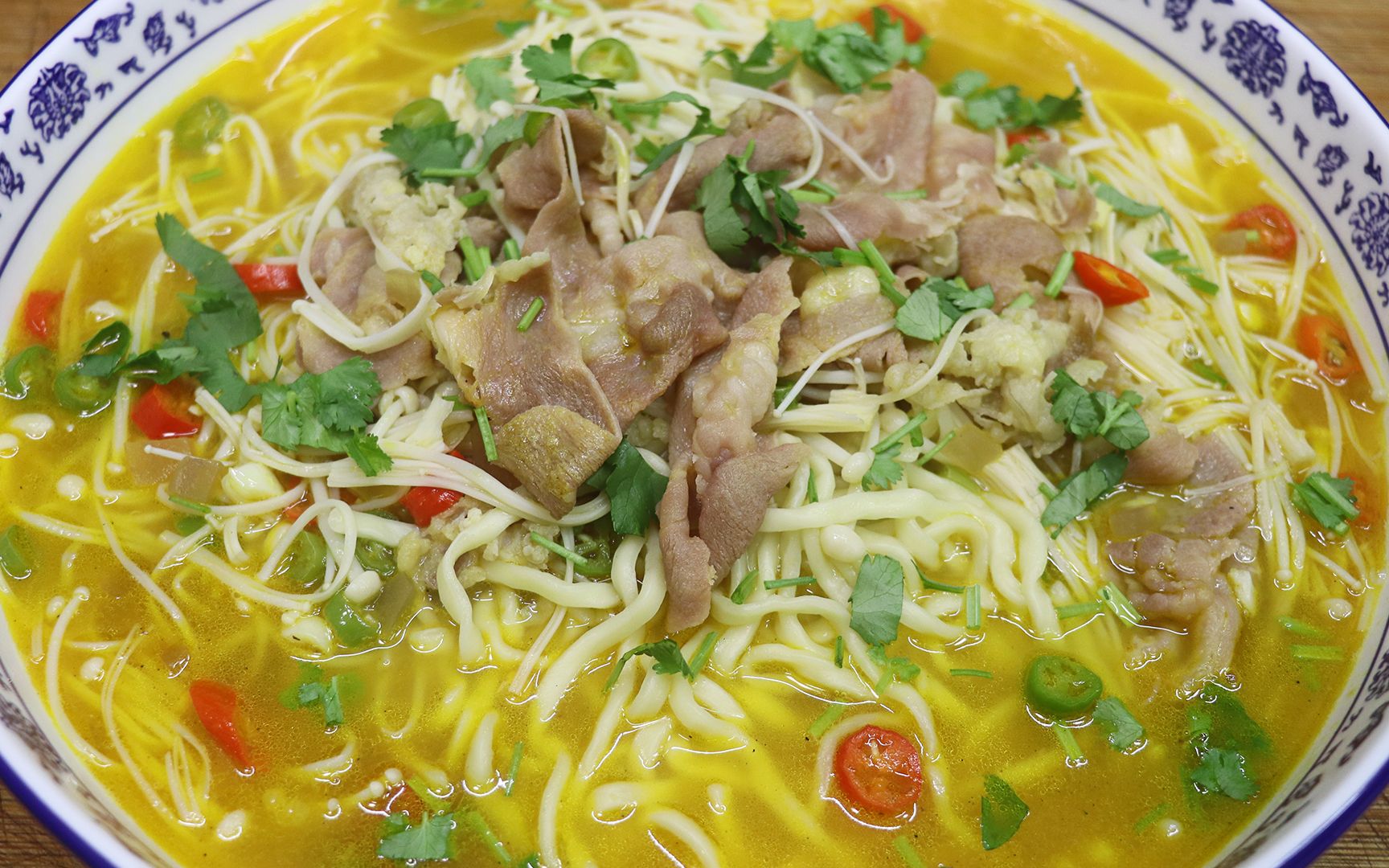 早餐喜欢吃面条的要收藏,教你做酸汤肥牛面,酸辣爽滑,面条劲道