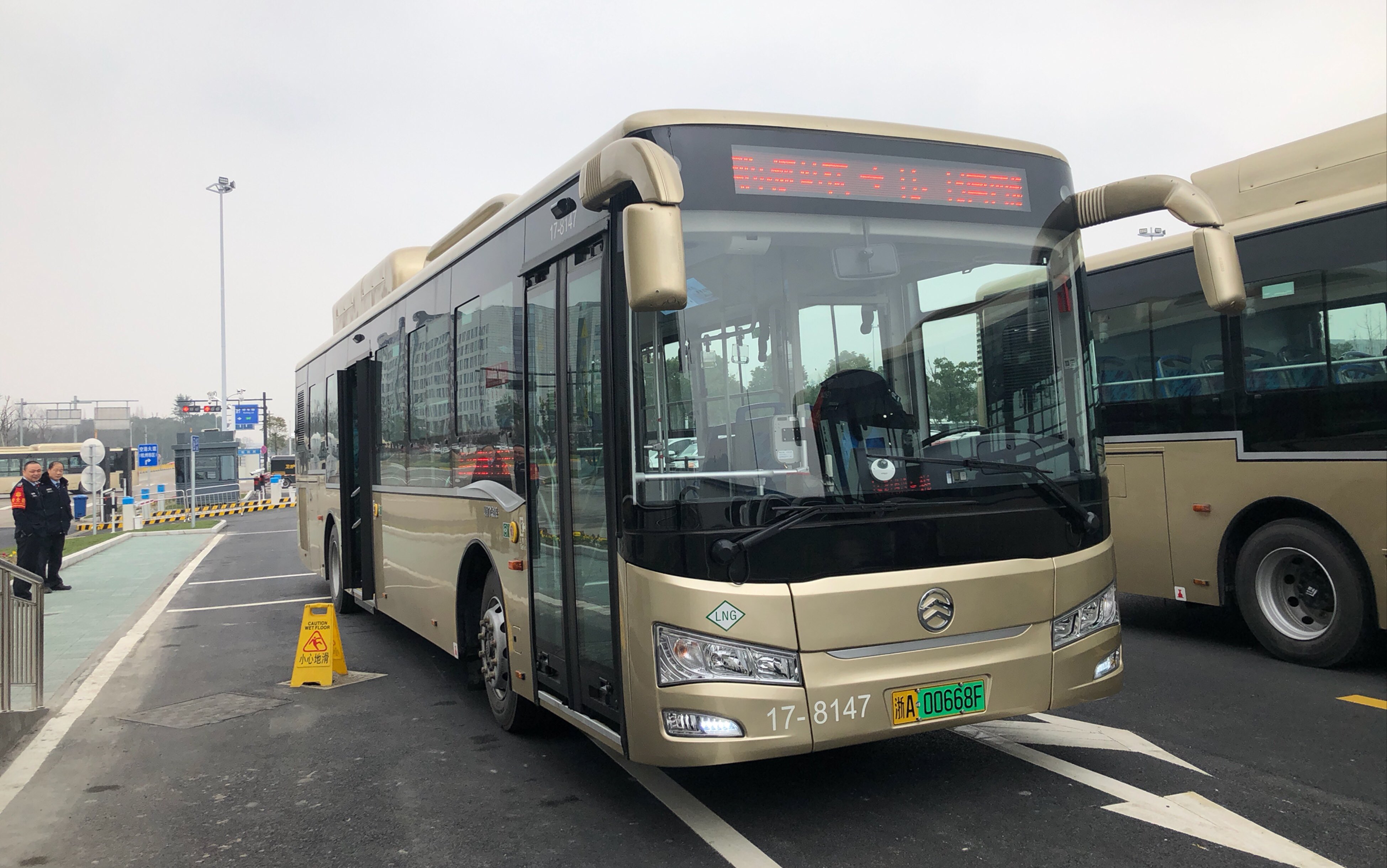 公交車開上機場出發層杭州蕭山國際機場擺渡車機場p1停車場國內出發層