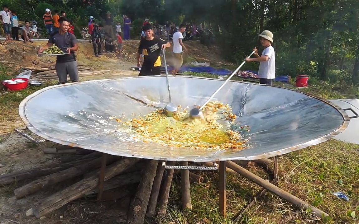 村民用三米的大锅炒菜炒一锅够吃几十个人