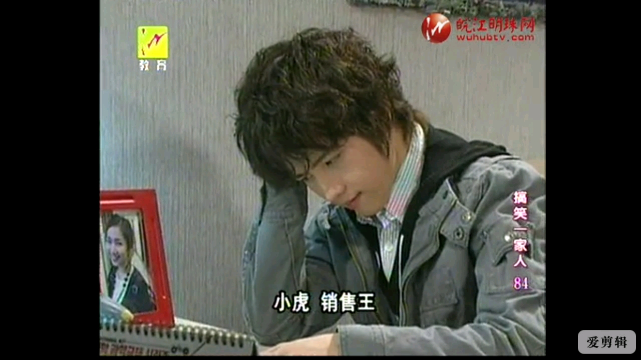 【搞笑一家人】摆地摊的敏浩尤美疼,摆地摊的小虎无人疼e84-04