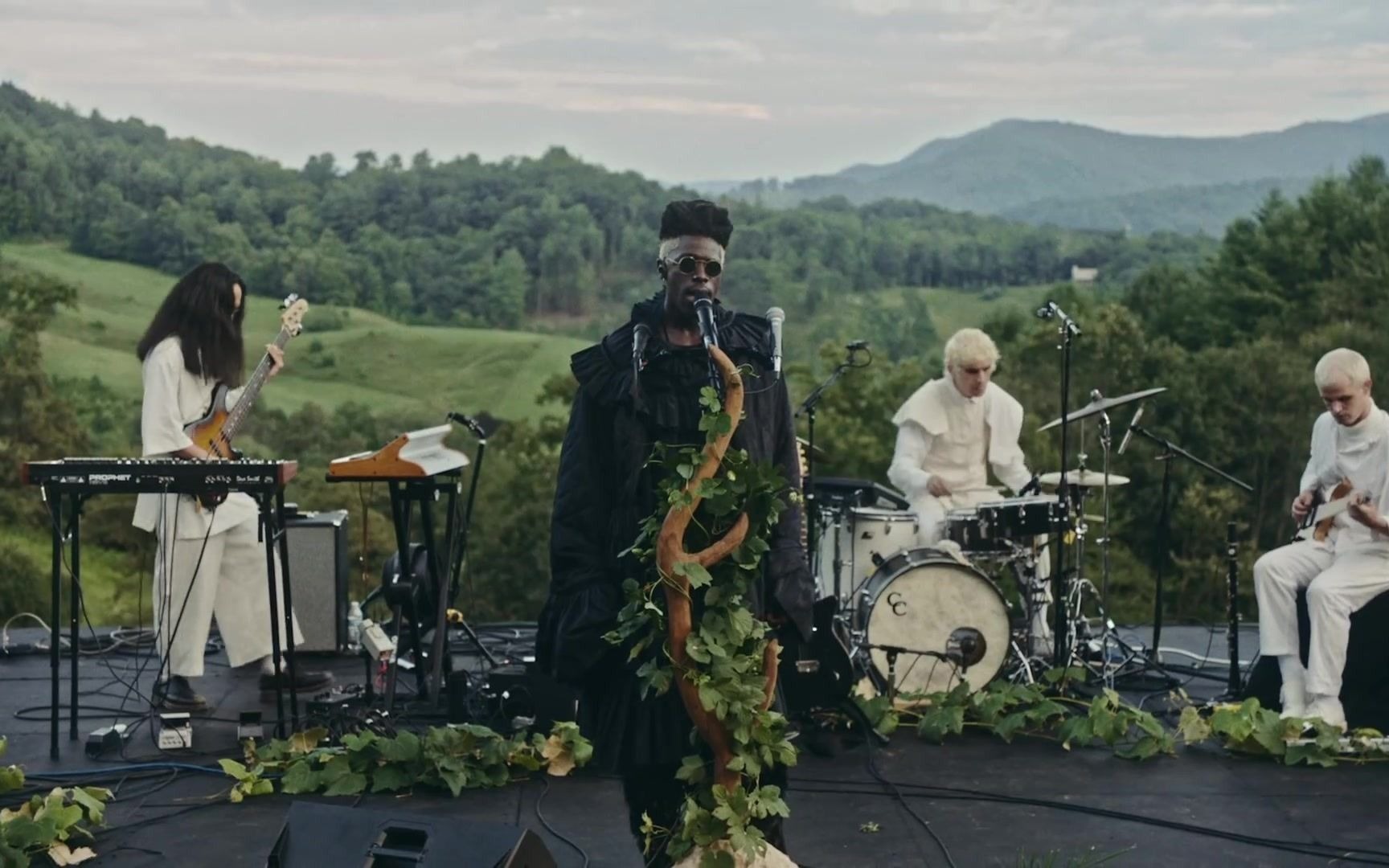 [图]Moses Sumney 音乐影片「BLACKALACHIA」[Full-Length Film] 2021