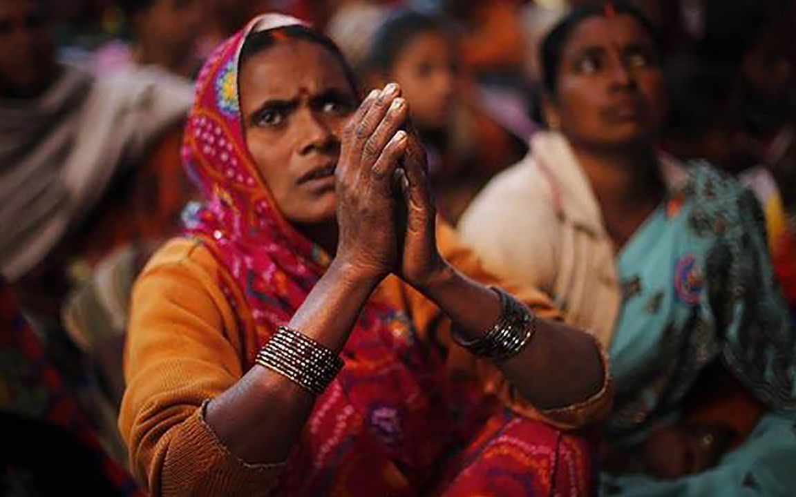 印度低种姓女子遗体正要火化,被数百人生生拖下柴堆_哔哩哔哩_bili