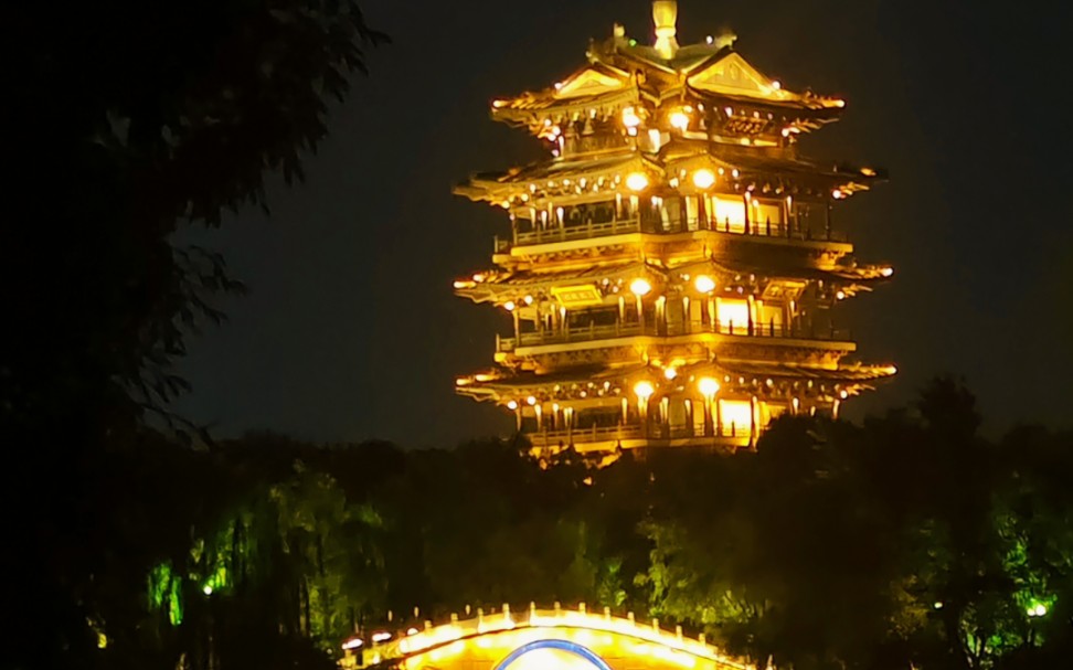 济南大明湖超然楼亮灯瞬间 太治愈了